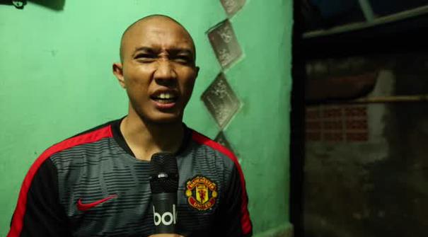 Dampak dibekukannya PSSI dan kompetisi sepak bola di Indonesia membuat para pemain dan perangkat pertandingan lainnya kehilangan penghasilan. Para pemain seperti Leonard Tupamahu, Titus Bonay, Ramdani Lestaluhu, M Taufik, dan Aditya Harlan memilih be...