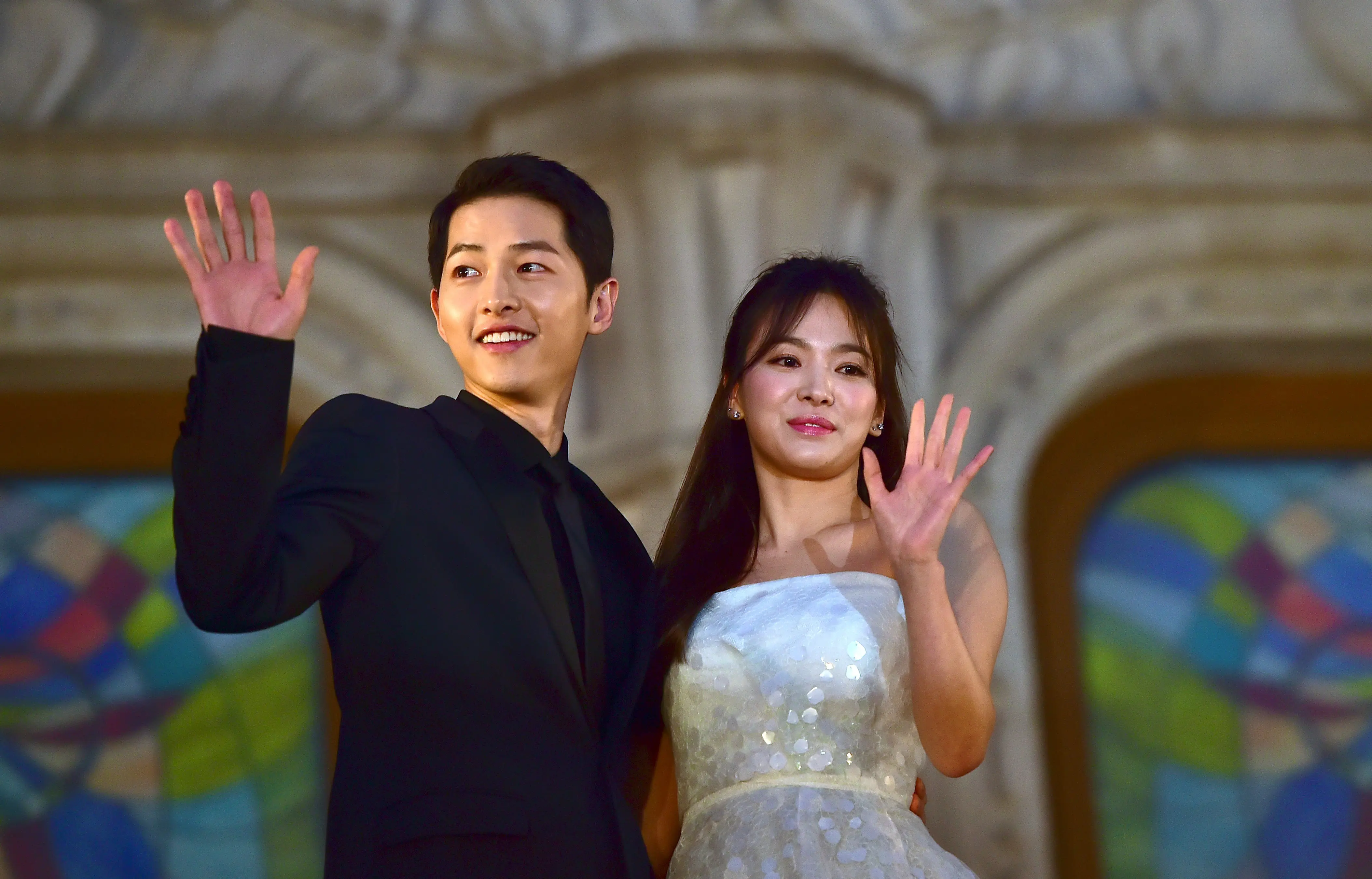 Meski sudah tidak berada di satu film yang sama, namun Park Bo Gum tetap mendapat dukungan dari 2 rekan kerjanya di serial drama ‘Descendants of The Sun’. (AFP/Bintang.com)