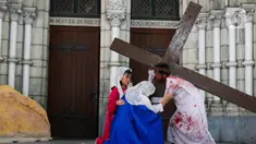 Sejumlah umat kristiani saat menggelar prosesi peringatan Jalan Salib pada perayaan Jumat Agung di Gereja Katedral, Jakarta , Jumat (29/3/2024). (Liputan6.com/Herman Zakharia)