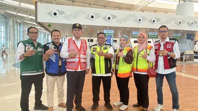Kepala Kantor Otoritas Bandar Udara Wilayah I Soekarno-Hatta Capt Yufridon Gandoz bersama Direktur PT Bandar Udara Internasional Jawa Barat (Perseroda) Muhamad Singgih dan Executive General Manager Bandara Internasional Kertajati R Indra Crisna Seputra.