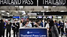 Staf terlihat di jalur masuk baru di Bandara Internasional Suvarnabhumi saat berlatih prosedur untuk pembukaan kembali Thailand, di Bangkok, Rabu (27/10/2021). Mulai 1 November, Thailand akan mulai dibuka kembali tanpa persyaratan karantina untuk yang divaksinasi penuh. (Lillian SUWANRUMPHA/AFP)