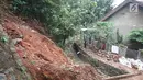 Kondisi longsoran yang terjadi di kawasan Ciganjur, Jakarta Selatan, Senin (13/11).  Longsor diduga akibat penumpukan material pembangunan serta hujan deras yang mengguyur Jakarta. (Liputan6.com/Immanuel Antonius)