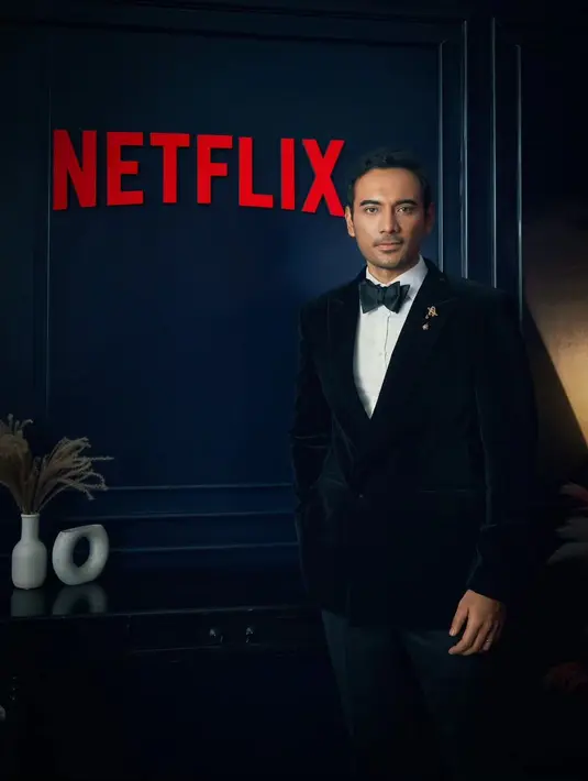 Ario Bayu justru pilih busana klasik dengan setelan jas velvet hitam dengan bros [@hagaipakan]