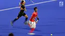 Atlet hoki Indonesia menggiring bola saat bertanding melawan Jepang dalam babak penyisihan hoki putra Asian Games di Lapangan Hoki Gelora Bung Karno, Jakarta, Rabu (22/8). Indonesia kalah dengan skor 1-3. (Liputan6.com/Fery Pradolo)