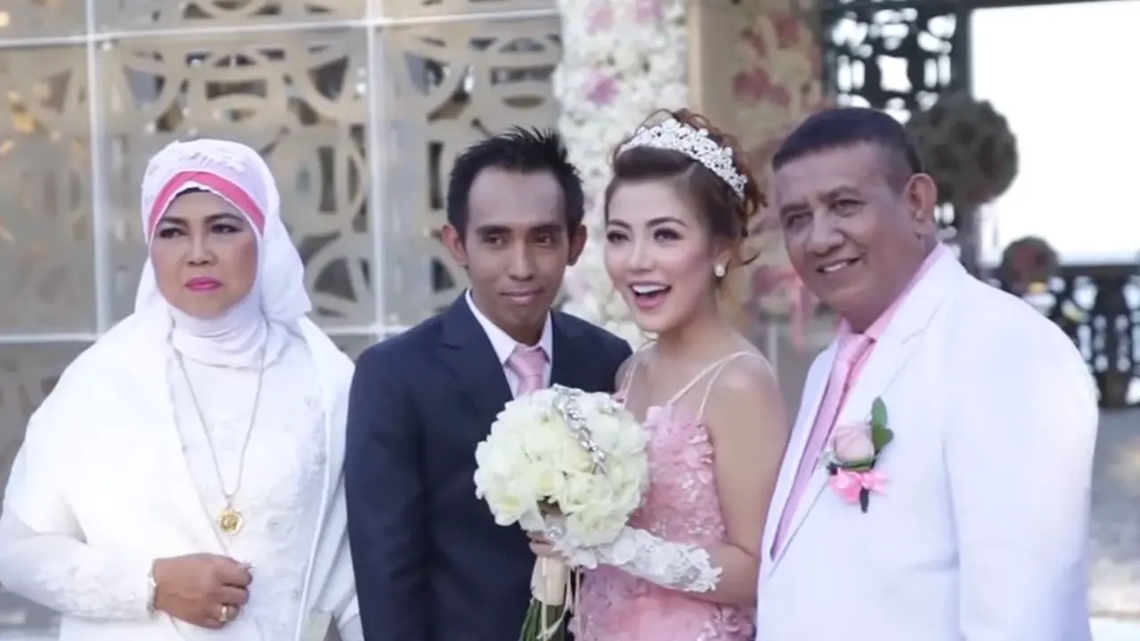Bella Shofie dengan ibu dan ayahnya serta Suryono.