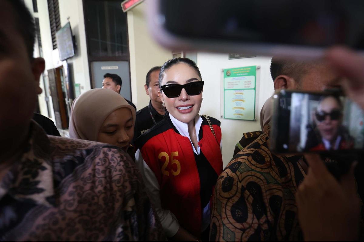 FOTO: Artis  Nikita Mirzani Dituntut 11 Tahun Penjara dalam Kasus Pemerasan dan TPPU