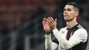 1. Cristiano Ronaldo (105 juta dolar) - Cristiano Ronaldo memperoleh 105 juta dolar berdasarkan pendapatan gaji dan iklan yang diterimanya. (AFP/Isabella Bonotto)