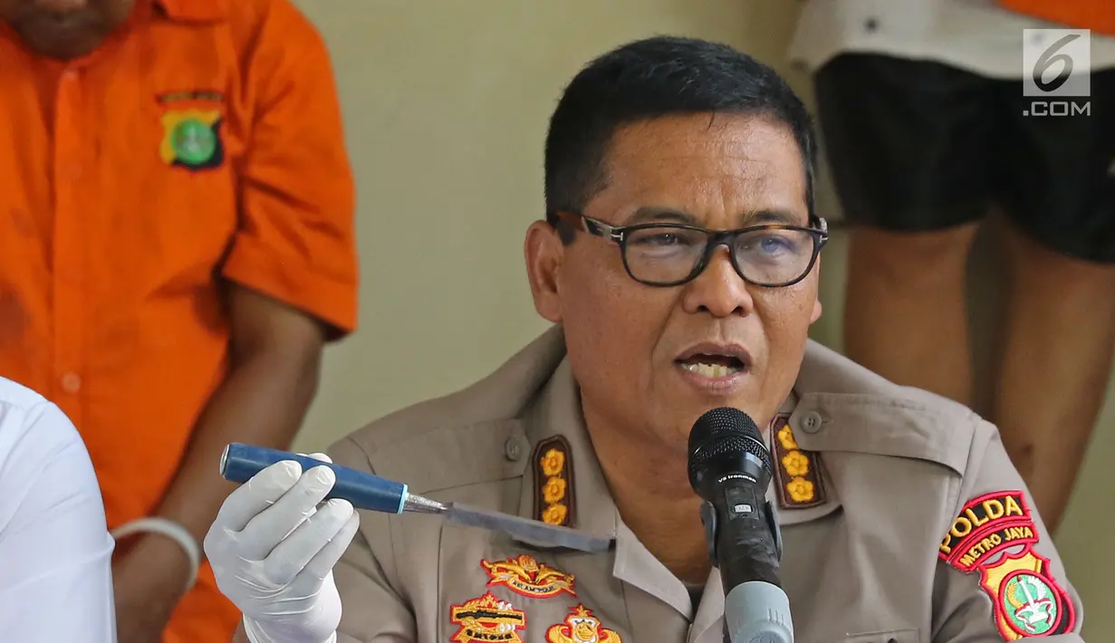 Kabid Humas Polda Metro Jaya Kombes Pol Argo Yuwono  menunjukkan barang bukti saat rilis di Polda Metro Jaya, Jakarta, Rabu (19/6/2019). Polisi berhasil mengamankan sejumlah barang bukti seperti Hanphone, Kartu ATM, Uang Dolar dan Motor. (Liputan6.com/Herman Zakharia)