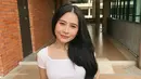 <p>Prilly Latuconsina tampil kasual dalam balutan kaos berwarna putih yang dipadukan dengan celana jeans. (Foto: Instagram/ prillylatuconsina96)</p>