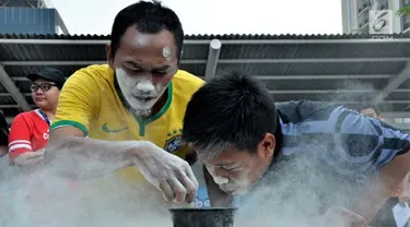 Dua karyawan mengikuti lomba dalam rangka HUT Kemerdekaan RI di Gedung OT Cengkareng, Jakarta, Jumat (17/8). Kegiatan tersebut bersamaan dengan HUT ke-70 OT Group. (Liputan6.com/HO/Iwan)