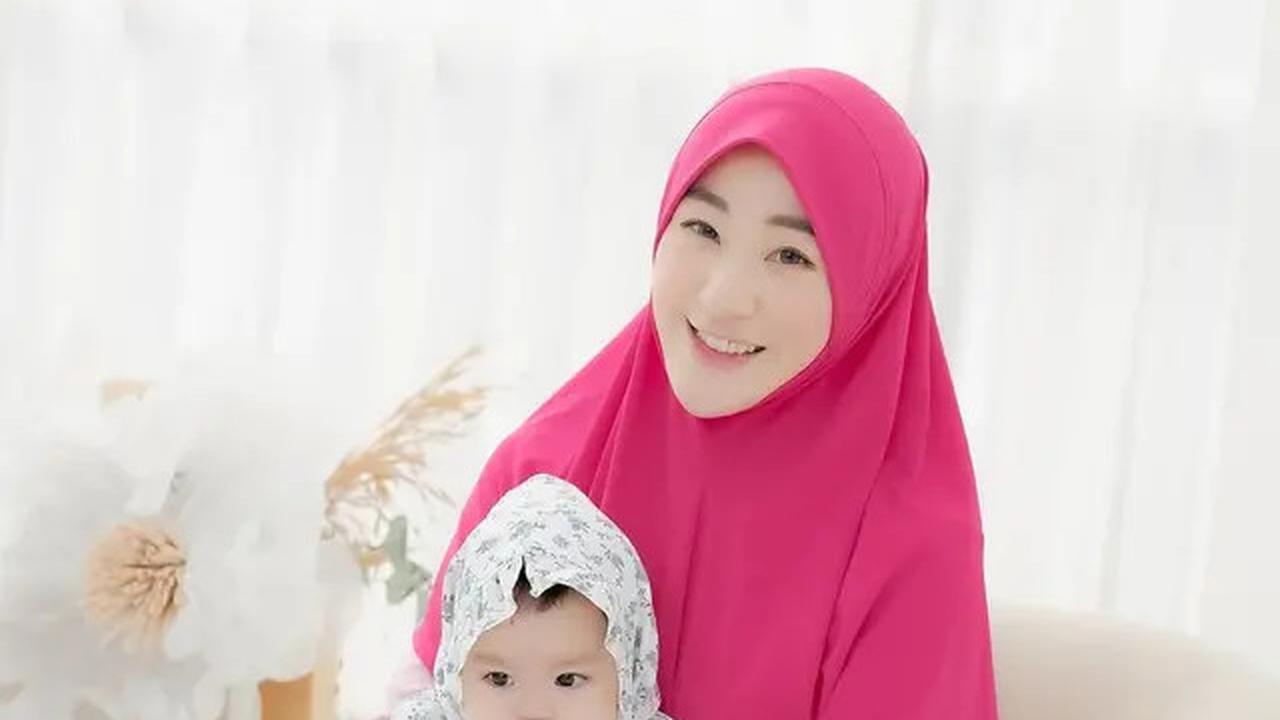 6 Gaya Outfit Larissa Chou saat Momong Anak Kedua, Tetap Modis dan Anggun