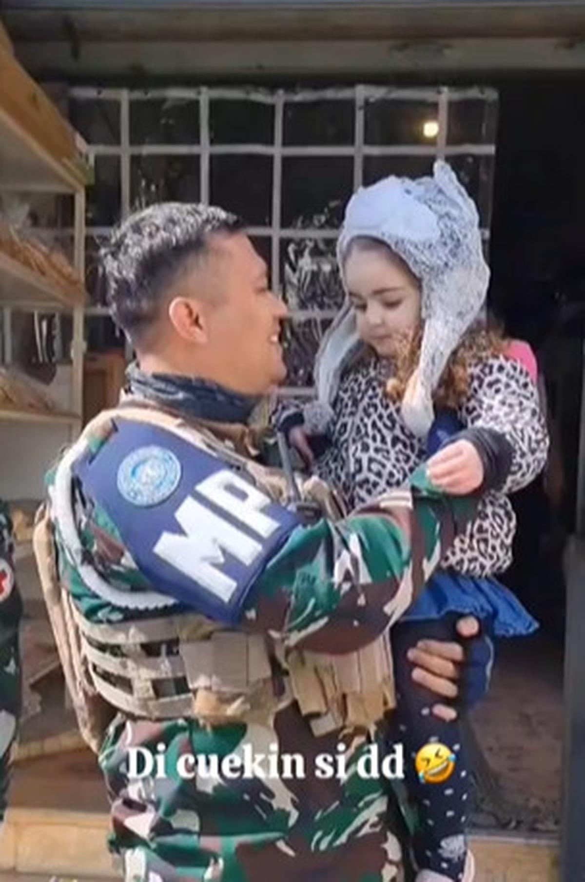 Anak Kecil Perempuan Lebanon ini Bikin Anggota TNI Gemes & Mau Bawa ke Indonesia