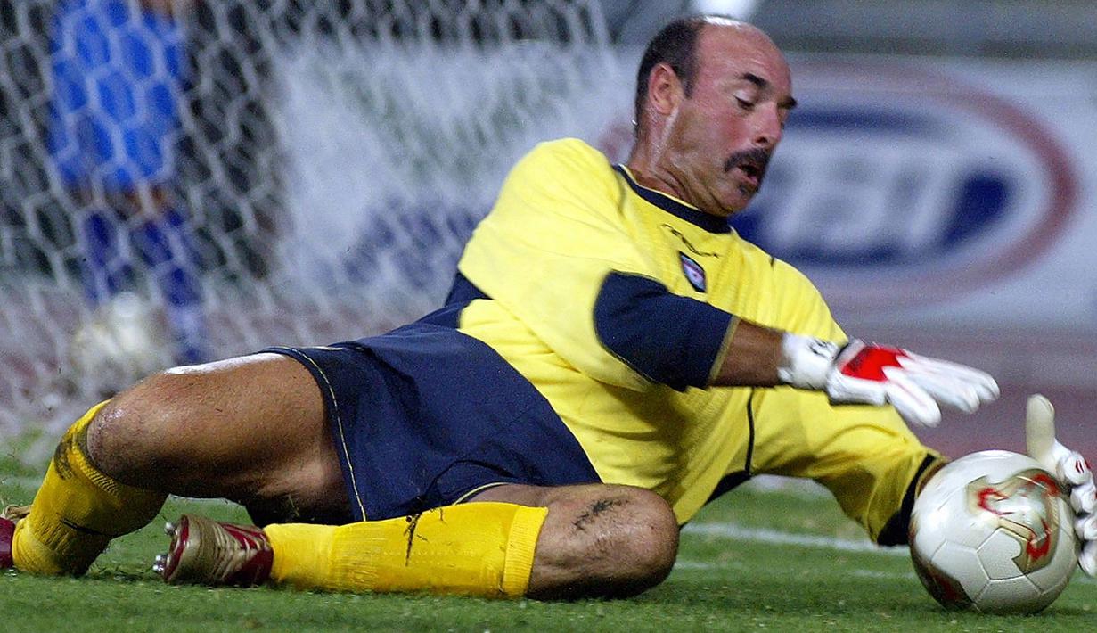 Mantan kiper Liverpool, Bruce Grobbelaar melakukan penyelamatan saat laga persahabatan antara Tim Eks Liverpool melawan Tim Eks Flamengo di Bangkok (13/10/2003). Bruce Grobbelaar yang berkebangsaan Afrika Selatan tercatat pernah memperkuat Liverpool dan Southampton di era Premier League Liga Inggris. Liverpool dibelanya selama dua musim pada 1992/1993 dan 1993/1994, sementara Southampton memakai jasanya pada 1994/1995 dan 1995/1996. (AFP/Pornchai Kittiwongsakul)