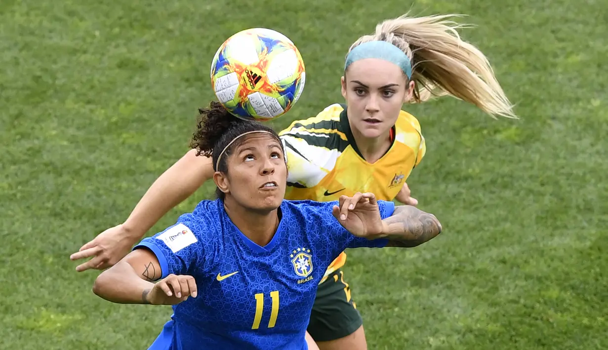 Ellie Carpenter (kanan). Bek Timnas Australia ini merupakan atlet termuda Australia yang berlaga di Olimpiade Rio 2016. Mulai memperkuat Timnas Australia sejak berumur 15 tahun. Saat ini bermain untuk Olympique Lyon di Liga Sepakbola Wanita Prancis. (AFP/Gerad Julien)