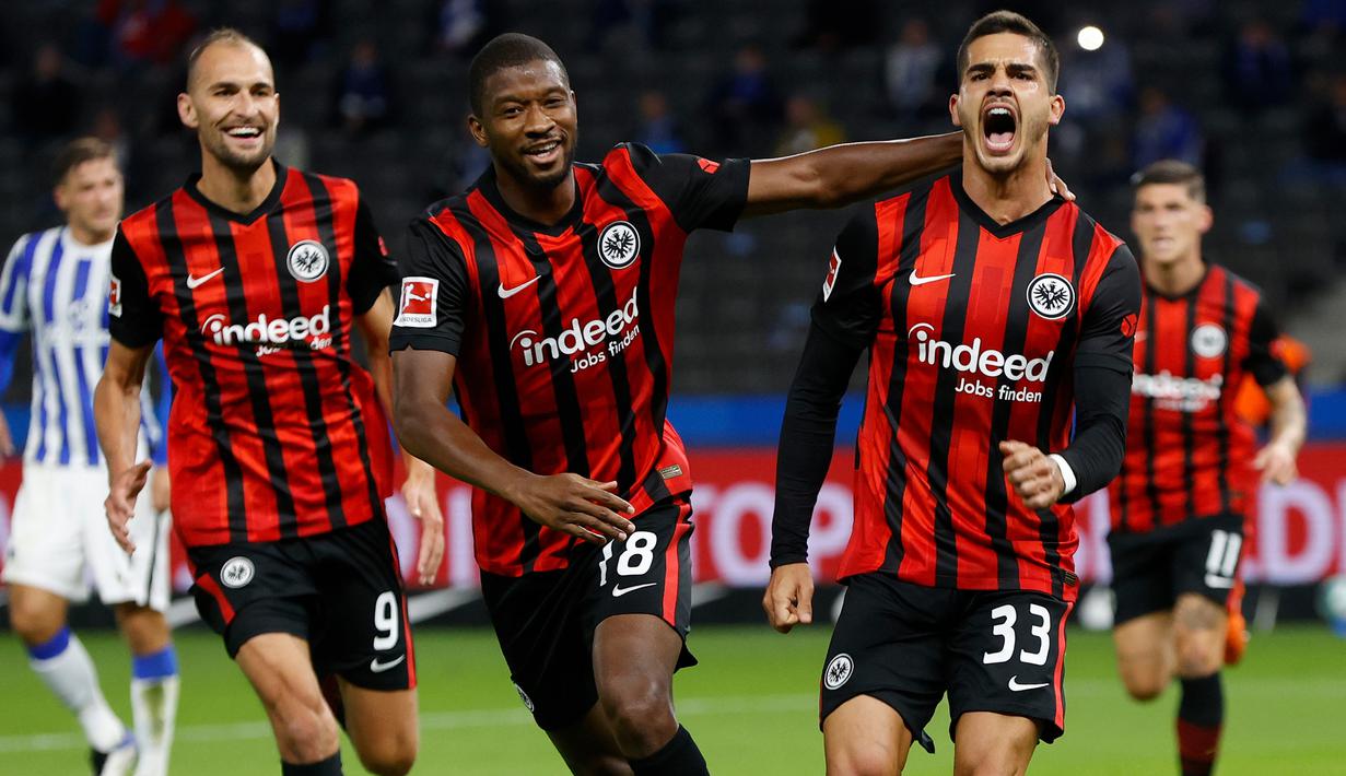 Penyerang Eintracht Frankfurt, Andre Silva, merayakan gol yang dicetaknya ke gawang Hertha Berlin pada laga lanjutan Liga Jerman di Olympiastadion, Sabtu (26/9/2020) dini hari WIB. Frankfurt menang 3-1 atas Hertha Berlin. (AFP/Odd Andersen)