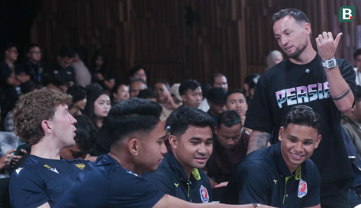 Pemain Persib Bandung, Marc Klok, berbincang dengan pemain Oxford United, Ole Romeny, sebelum acara konferensi pers terkait Piala Presiden 2025 di SCTV Tower, Senayan, Jakarta Pusat, Jumat (4/7/2025). (Bola.com/M Iqbal Ichsan)