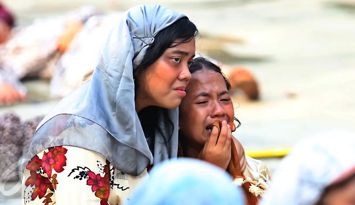 Umat Katolik memperagakan drama teatrikal Jalan Salib (Tablo) saat perayaan Paskah Gereja St Matius Penginjil Bintaro, Jumat (14/4). Prosesi Jalan Salib merujuk pada penggambaran masa-masa terakhir (atau Penderitaan) Yesus. (Liputan6.com/Angga Yuniar)