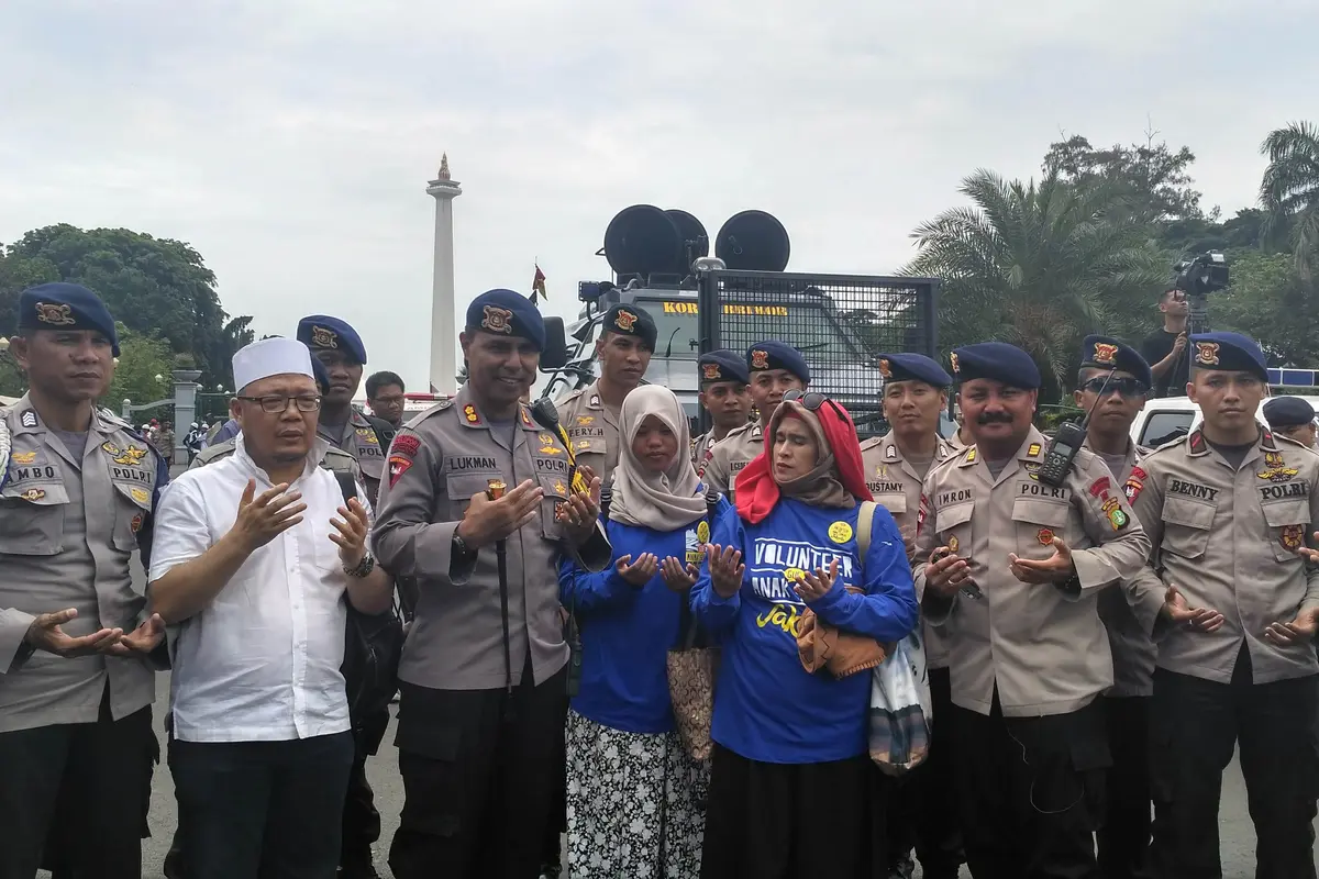 Artis Neno Warisman bersama polisi.