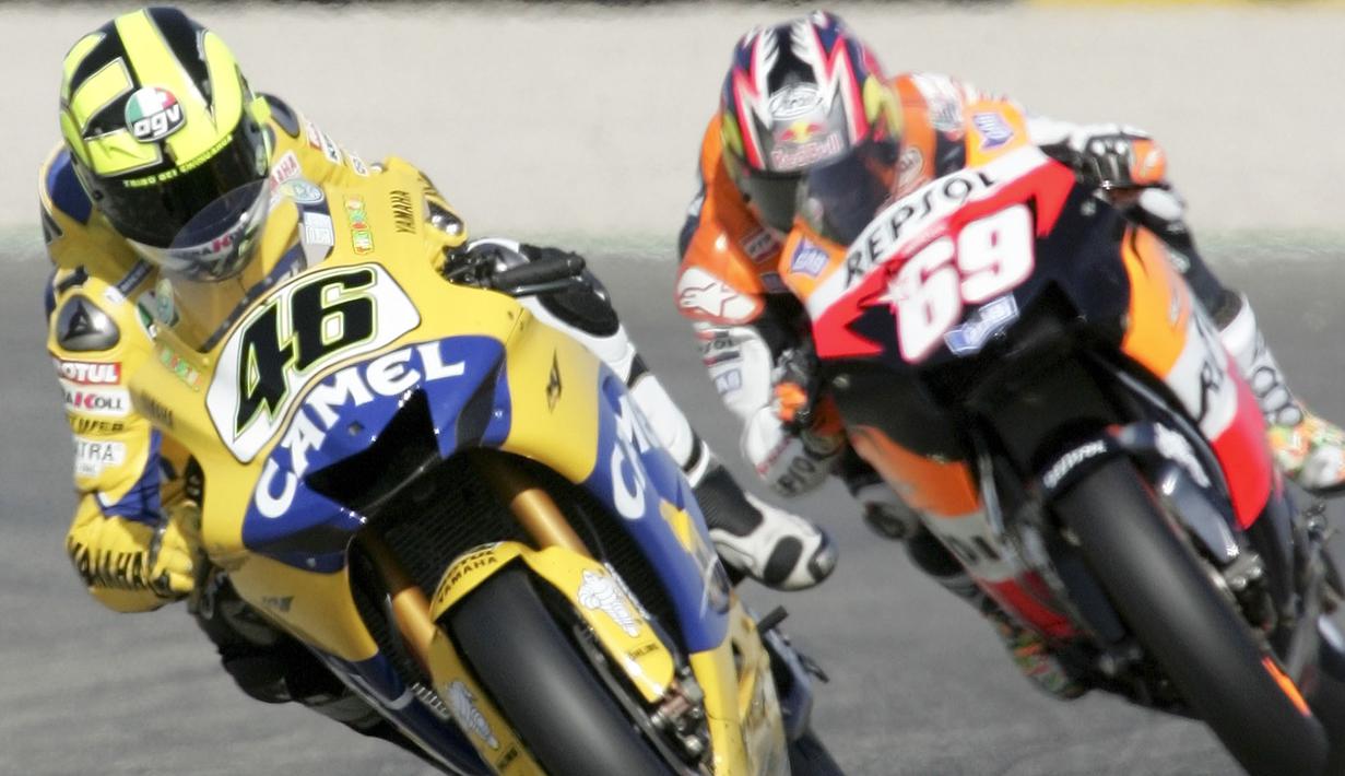 Rivalitas Nicky Hayden dari tim Repsol Honda dengan Valentino Rossi pada balapan MotoGP di Sirkuit Ricardo Tormo Race, GP Valencia, 2006. (AP/Bernat Armangue)