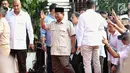 Capres 02 Prabowo Subianto tiba untuk konferensi pers  di depan Rumahnya, di Kertanegara, Jakarta, Rabu (17/4). Prabowo mengklaim menang Pilpres 2019 berdasarkan data exit poll menang di 5000 TPS. (Liputan6.com/Johan Tallo)