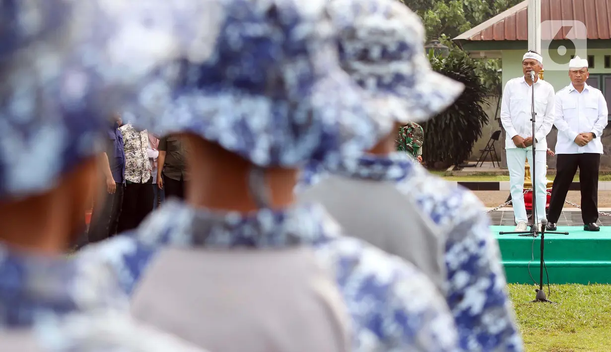 Dedi Mulyadi sempat menanyakan kondisi dan masalah yang dialami sehingga merekan mengikuti program pembinaan selama 10 hari di Markas Divisi Infanteri 1 Kostrad, Cilodong, Kota Depok. (Liputan6.com/Herman Zakharia)