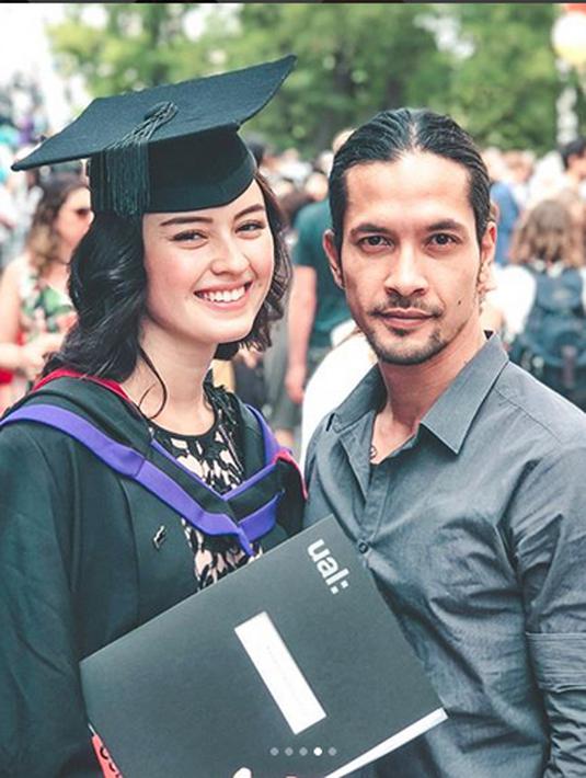 Potret Ceria Kimberly Ryder Wisuda Dikelilingi Orang 