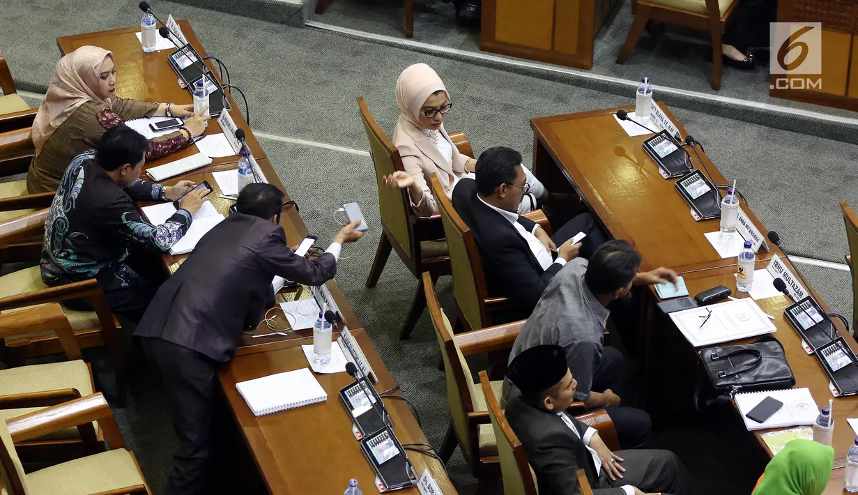 Sejumlah Anggota Dewan Perwakilan Rakyat mengikuti Rapat Paripurna di Komplek Parlemen, Senayan, Jakarta, Kamis (20/7). Rapat beragendakan pengambilan keputusan RUU Pemilu ini dihadiri lebih dari separuh anggota Dewan. (Liputan6.com/Johan Tallo)