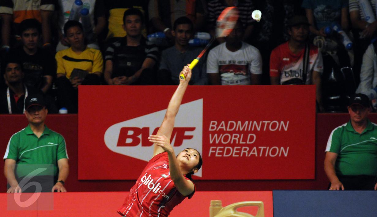 Pebulutangkis tunggal Putri Indonesia, Lindaweni Fanetri melakukan smesh kearah Tai Tzu Ying (China Taipei) di Total BWF World Championships 2015 di Jakarta, Jumat (14/8/2015). Lindaweni unggul 14-21 22-20 21-12. (Liputan6.com/Helmi Fithriansyah)