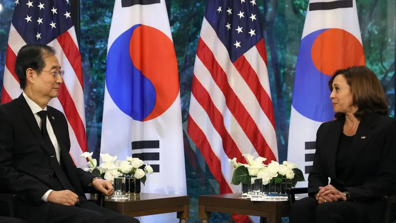 Wakil Presiden AS Kamala Harris dan Perdana Menteri Korea Selatan Han Duck-soo di Tokyo.