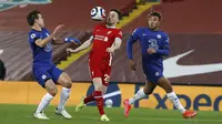 Bek Chelsea, Cesar Azpilicueta, berusaha menghadang pemain Liverpool, Diogo Jota, pada laga Liga Inggris di Stadion Anfield, Kamis (4/3/2021). Chelsea menang dengan skor 1-0. (Phil Noble, Pool via AP)