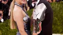 Kemesraan Gigi Hadid dan Zayn Malik di ajang Met Gala 2016 di Metropolitan Museum of Art, New York, Senin (2/5). Bertemakan 'Manus x Machina: Fashion In An Age of Technology', keduanya tampil maksimal sesuai tema gelaran. (REUTERS/Eduardo Munoz)