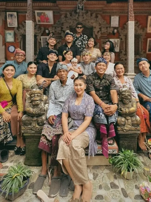 7 Potret Laura Theux dan Indra Brotolaras Jalani Upacara 3 Bulanan Anak di Bali