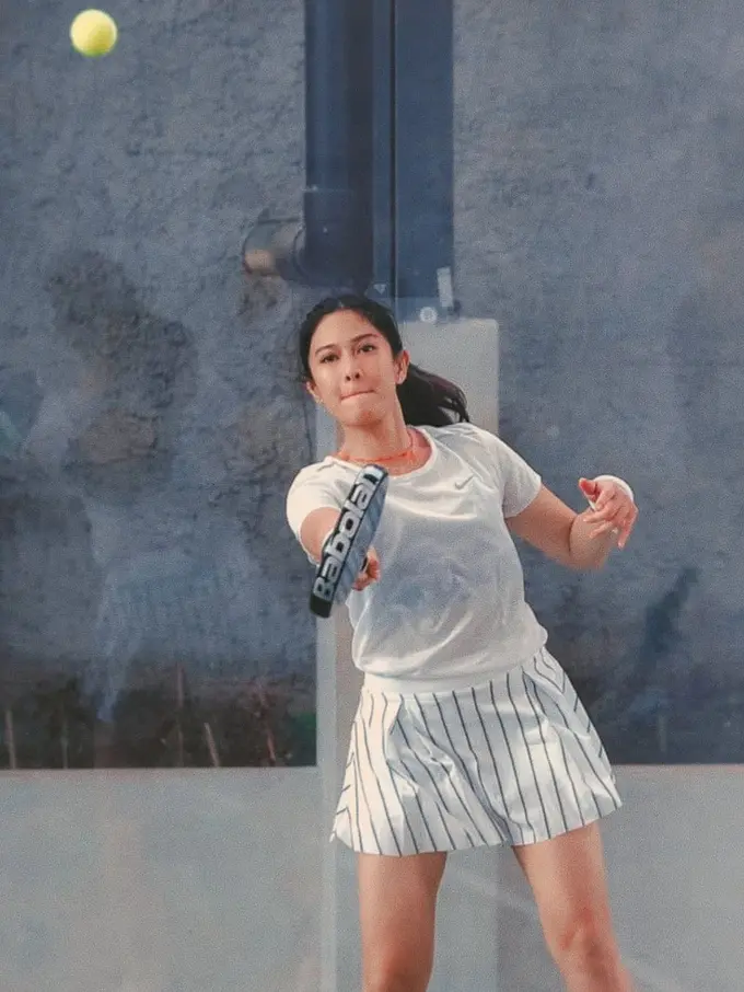 Gaya-gaya Dian Sastro Saat Main Padel, Modis Manis Meski Berkeringat