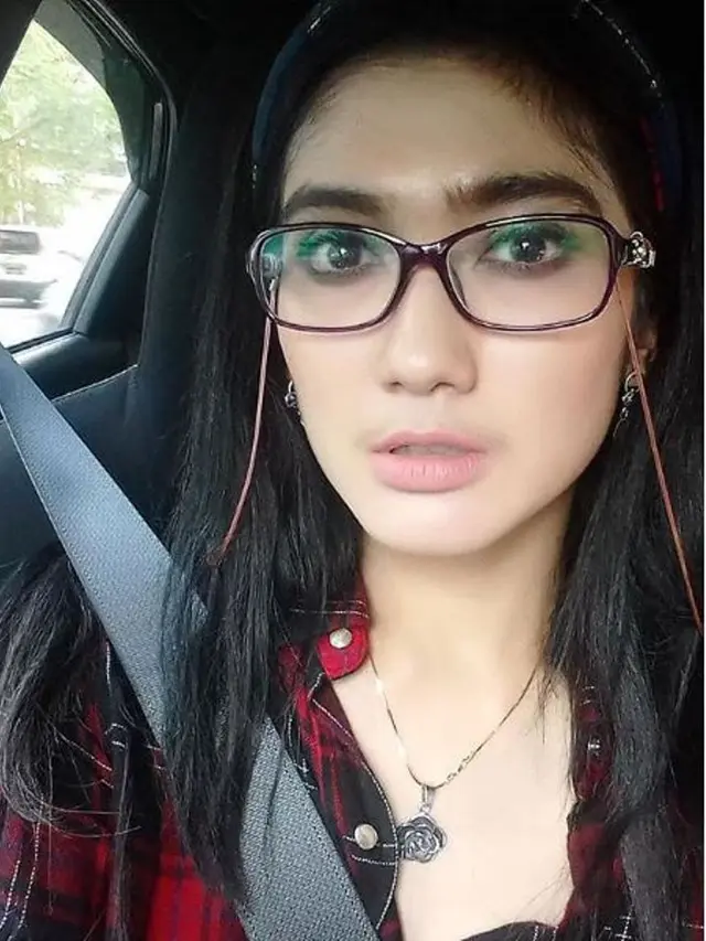 Aksinya Tampil di TV Disebut Aneh, Ini 5 Kontroversi Revi Mariska yang Jadi Sorotan