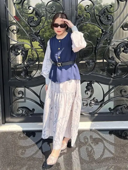 <p>Long dress ruffel berdetail lengan balon longslevee bisa digunakan bagi sahabat Fimela yang berhijab maupun tidak seperti Prilly ini lho. @prillylatuconsina96</p>