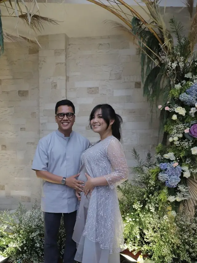 Tipang Istri Arief Muhammad Hamil 4 Bulan, Ini 6 Momen Syukurannya