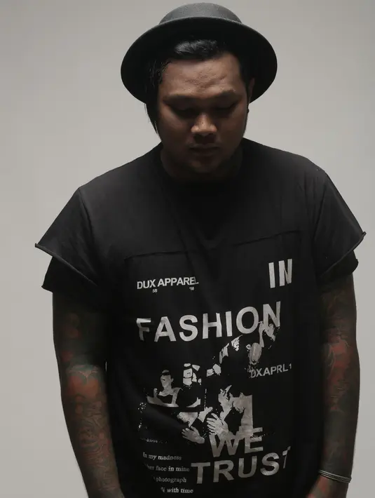 Lantas apa yang membuat pria yang memiliki banyak tato ditubuh itu hingga akhirnya rela meninggalkan agama yang telah dianut sebelumnya. Mimpi buruk membuatnya menangis. (Adrian Putra/Bintang.com)