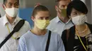 Pelari cepat Olimpiade Belarusia, Krystsina Tsimanouskaya (tengah) tiba di Bandara Internasional Narita di Narita, timur Tokyo, Rabu (4/8/2021). Tsimanouskaya yang dipaksa keluar dari Olimpiade Tokyo 2020 oleh timnya menuju Polandia, yang telah menawarkan suaka untuknya. (AP Photo/Koji Sasahara)