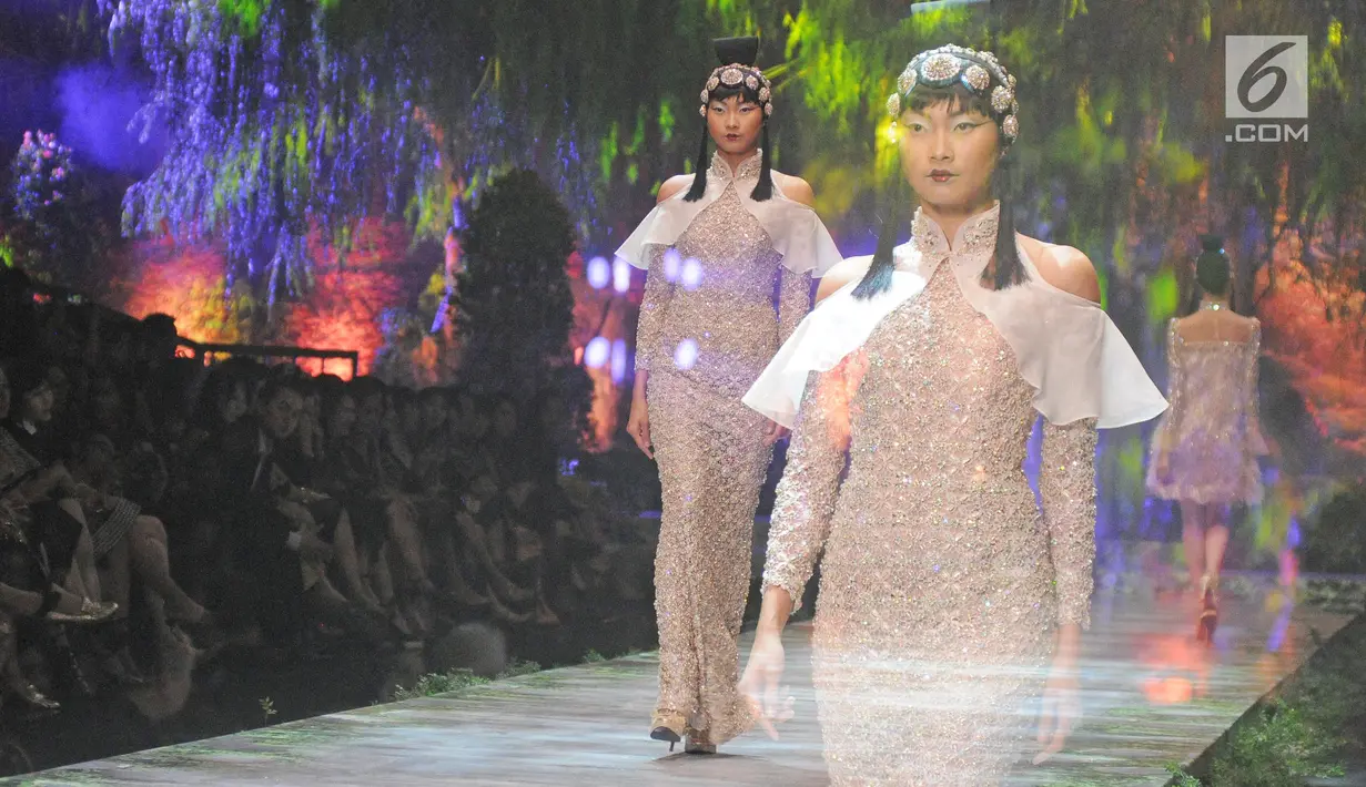 Model berjalan di atas catwalk memperagakan rancangan karya Sebastian Gunawan di peragaan busana Aqua Reflections x Sebastian Gunawan di Jakarta, Senin (5/2). Peragaan busana ini bertajuk "Blissful Blossom". (Liputan6.com/Herman Zakharia)