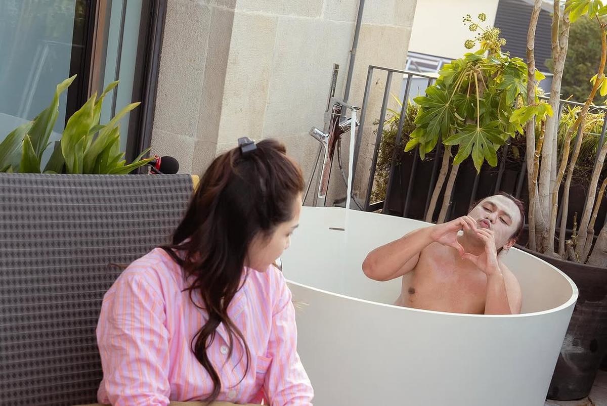 Potret Keanu Asyik Berendam dan Nongkrong di Balkon Hotel Mewah Bareng Nagita Slavina dan Rayyanza