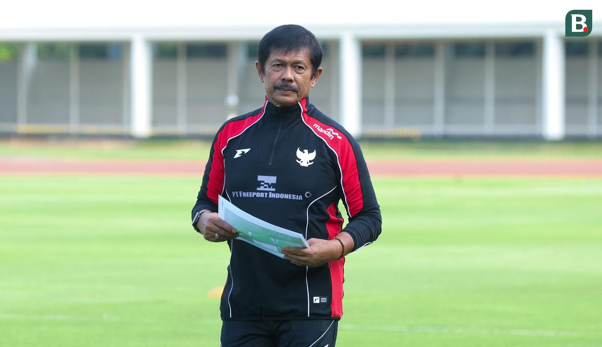 Pelatih Garuda Muda, Indra Sjafri, memimpin langsung latihan perdana di Stadion Madya, Jakarta Pusat, pada Jumat (3/10/2025) sore WIB. (Bola.com/M Iqbal Ichsan)