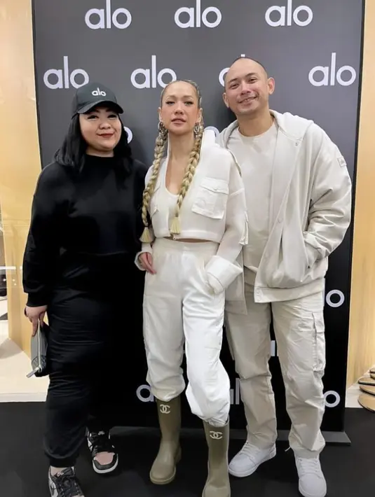 Penampilan BCL dan Tiko juga menarik perhatian. Keduanya memilih warna basic dengan gaya sporty penuh aksi. [Foto: instagram/ bcl]