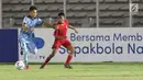 Penyerang Timnas Indonesia U-16, Ruy Arianto berebut bola dengan pemain Kepulauan Mariana Utara U-16, Akira Kadokura pada laga kualifikasi Piala AFC U-16 2020 Grup G di Stadion Madya Gelora Bung Karno, Jakarta, Rabu (18/9/2019). Indonesia U-16 unggul 15-1. (Liputan6.com/Helmi Fithriansyah)