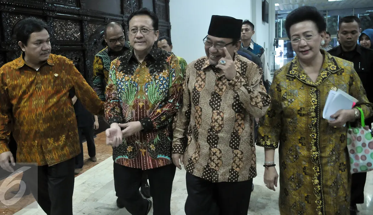 Ketua BPK, Harry Azhar Azis (kedua kanan) usai menghadiri Sidang Paripurna Luar Biasa DPD RI di Kompleks Parlemen, Rabu (13/4/2016). Harry  menyaksikan Irman Gusman diinterupsi anggota DPD yang menolak Irman memimpin sidang. (Liputan6.com/Johan Tallo)