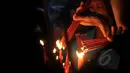 Warga etnis Tionghoa menyalakan hio untuk berdoa, pada malam Tahun Baru Imlek 2566 di Klenteng Boen Tek Bio di Pasar Lama, Tangerang, Rabu (18/2/2015) malam. (Liputan6.com/Johan Tallo)