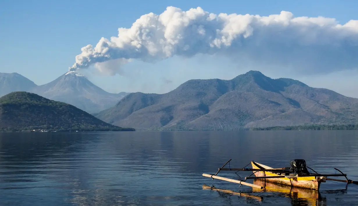 Gunung Lewotobi Laki Laki memuntahkan abu dan asap saat terjadi letusan seperti yang terlihat dari desa Lewolaga di Titihena, Nusa Tenggara Timur, Rabu 13 November 2024. (Arnold Welianto/AFP)
