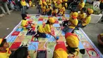 Anak-anak bermain ular tangga pada acara Kampanye Nasional bertajuk Cegah Stunting Itu Penting di Lapangan Gasibu, Bandung, Minggu (18/11). Kampanye bersama Energen menunjukkan kepedulian terhadap kasus balita bertubuh pendek. (Liputan6.com/HO/Bon)