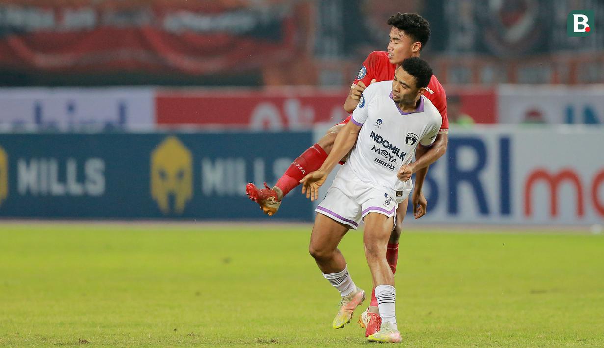 Pemain Persija Jakarta, Muhammad Ferarri menjaga ketat pemain Persita Tangerang, Osas Saha pada laga pekan keenam BRI Liga 1 2022/2023 di Stadion Patriot Candrabhaga, Bekasi, Rabu (24/8/2022). (Bola.com/M Iqbal Ichsan)