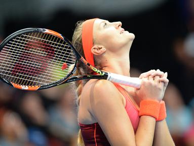 Ekspresi petenis Prancis, Kristina Mladenovic, saat bertanding melawan petenis Australia, Samantha Stosur, dalam turnamen International Premier Tennis League (IPTL) di Manila, Filipina, (7/12/2015). (AFP/Ted Aljibe)