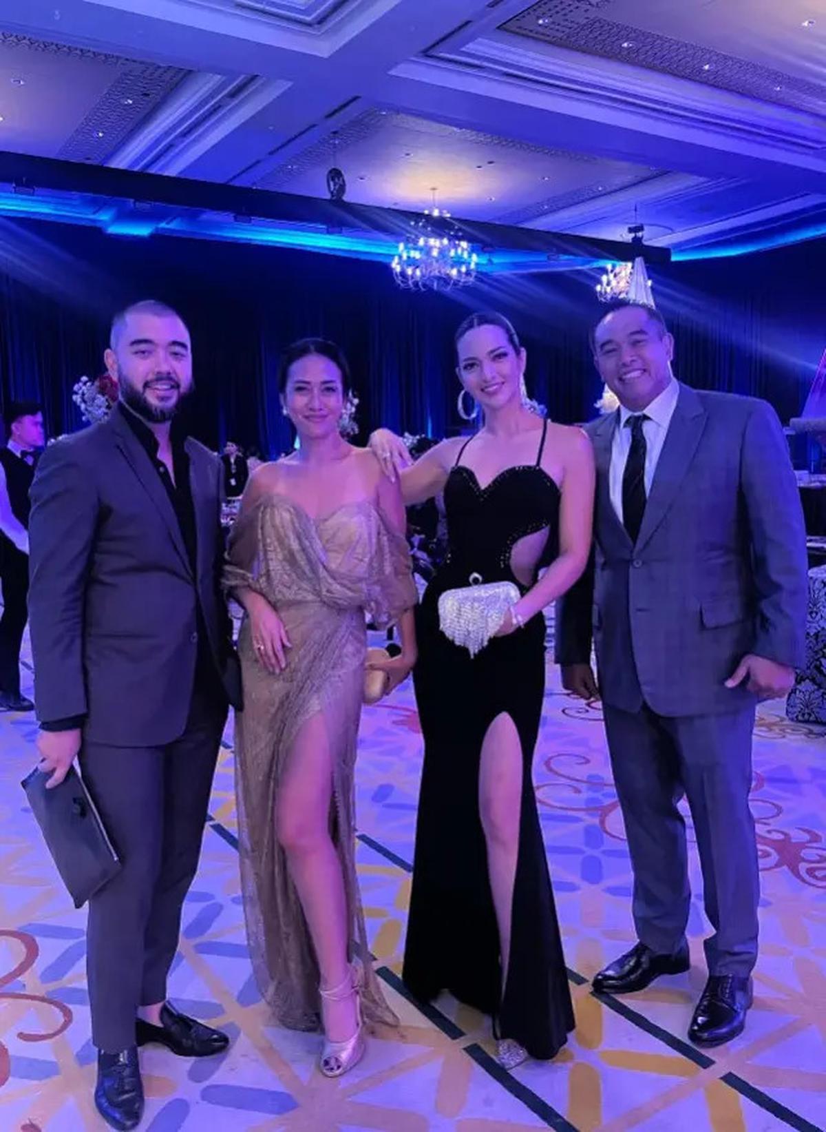Outfit Kondangan Nia Ramadhani dengan Bahu Terbuka, Anggun Maksimal